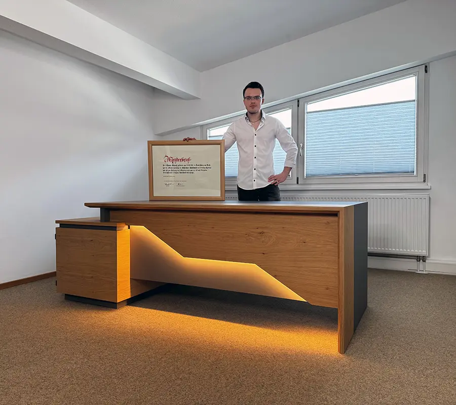 Roman Straus mit Meisterbrief und Meisterstück